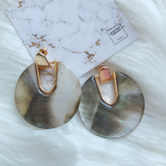 Disc Shape Goldtone Earrings - Black Lip Shell - Picture 3 of 6